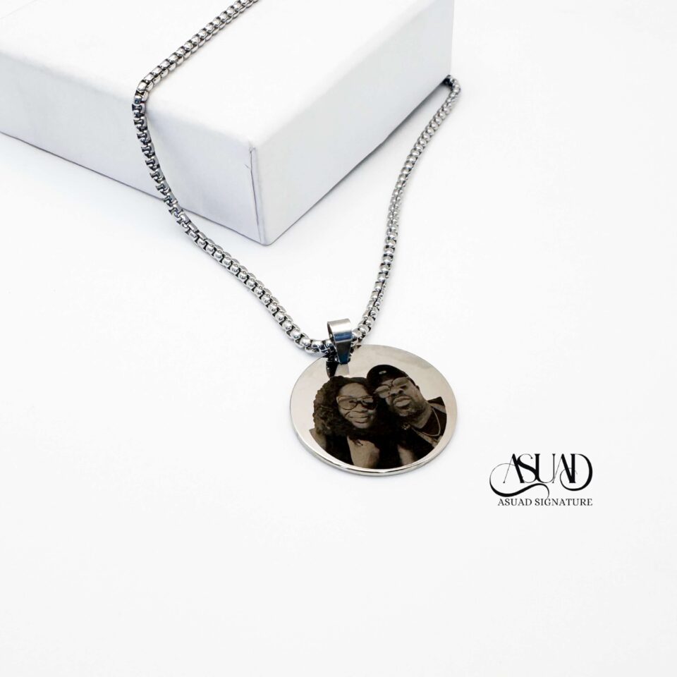 Engraved picture coin pendant